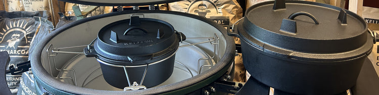 Dutch Oven die in een kamado hangt