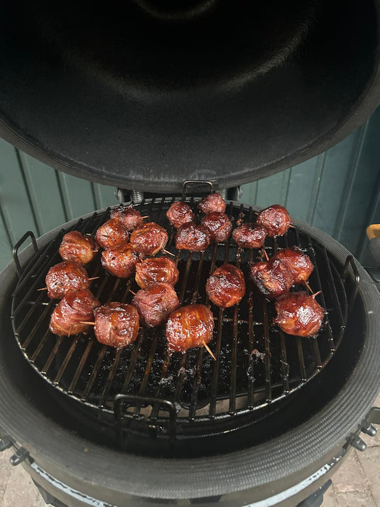 moink balls op een kamado