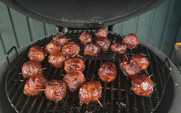 moink balls op een kamado