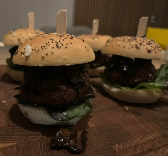 Winters Broodje Hamburger Met Topping van Ui en Champignons in Ketjap en Balsamico Azijn