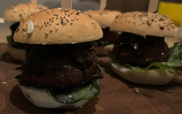 Winters Broodje Hamburger Met Topping van Ui en Champignons in Ketjap en Balsamico Azijn