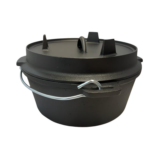 Keij gietijzeren Dutch oven, gebruikt om brood te bakken op de BBQ