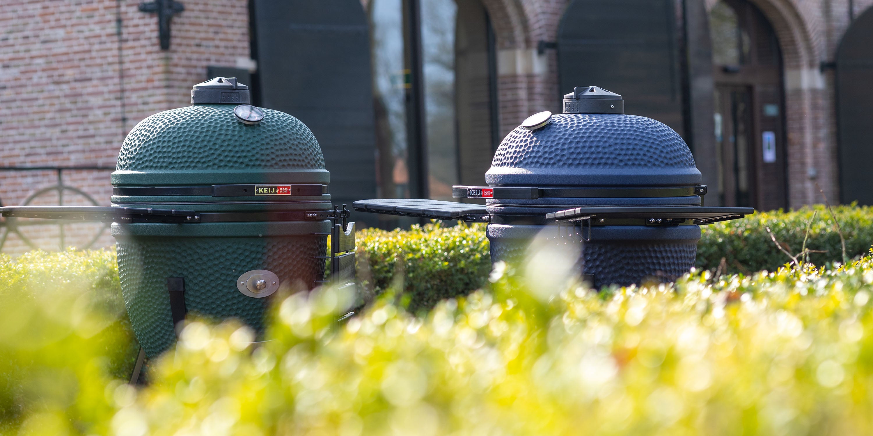 Een blauwe large keij kamado en een groene extra large keij kamado