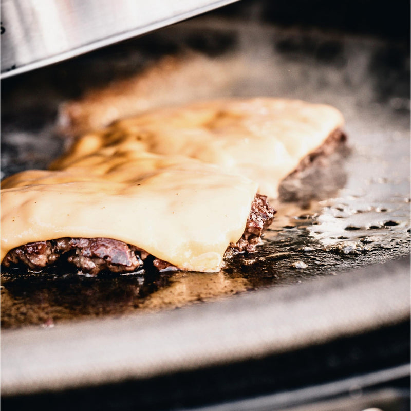 Laad afbeelding in galerij, Kamado Joe Half Moon Gietijzeren Grillplaat Reversible Classic Joe
