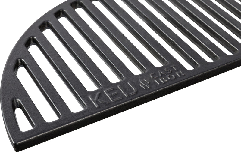 Laad afbeelding in galerij, Detail van de geëmailleerde afwerking en het Keij Cast Iron-logo op het halve maan rooster
