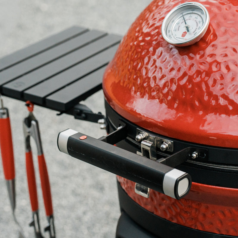 Laad afbeelding in galerij, Kamado Joe LED-handgreep tijdens barbecueën in het donker
