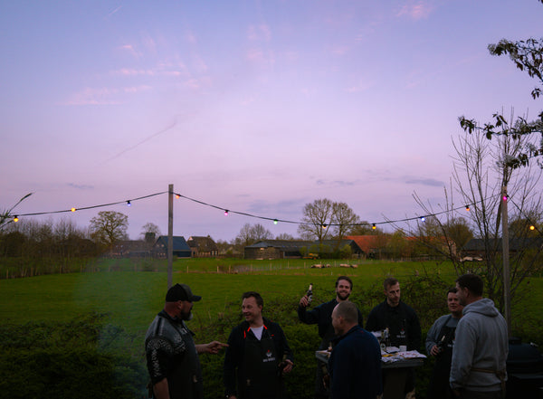 Groep deelnemers buiten bij zonsondergang