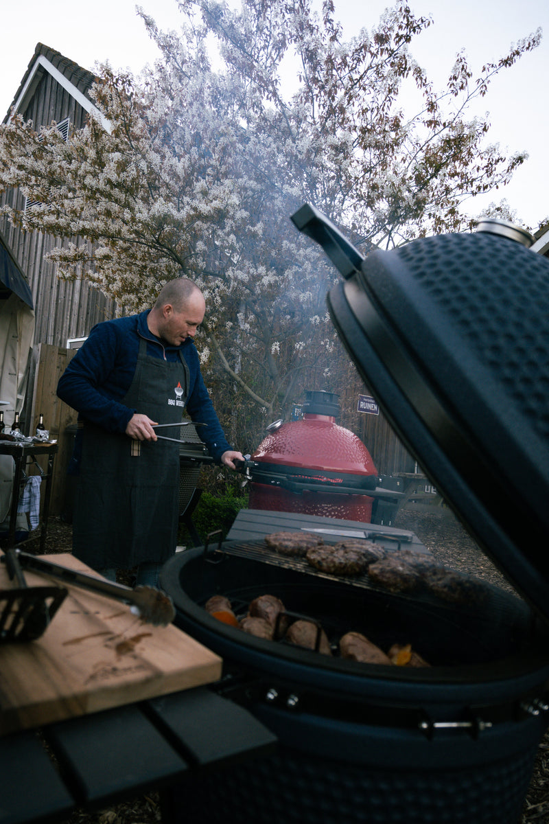 Laad afbeelding in galerij, Koken op de kamado tijdens BBQ Wereld workshop
