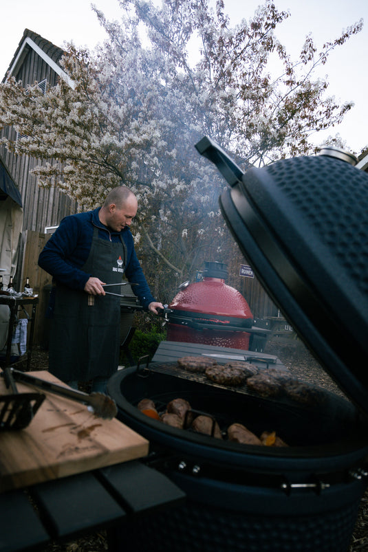 Koken op de kamado tijdens BBQ Wereld workshop
