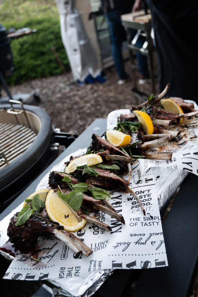Laad afbeelding in galerij, Lamskoteletjes uit de kamado bij BBQ workshop
