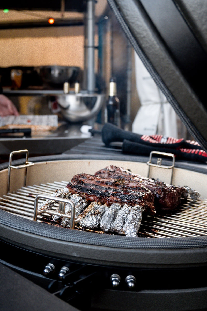 Laad afbeelding in galerij, Vlees op de kamado tijdens BBQ workshop
